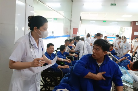 55 công nhân nhà máy đóng tàu nhập viện nghi do ngộ độc thức ăn- Ảnh 1. Các bác sĩ của Bệnh viện Hữu nghị Việt - Tiệp Hải Phòng khai thác thông tin từ công nhân nhà máy đóng tàu nhập viện nghi do ngộ độc thức ăn - Ảnh: D.HẢI