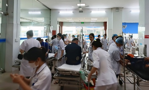 Đình chỉ bếp ăn nhà máy đóng tàu khiến 127 người nhập viện- Ảnh 1. Cả trăm công nhân của Nhà máy Đóng tàu Sông Cấm, TP Hải Phòng phải nhập viện nghi do ngộ độc thức ăn - Ảnh: D. HẢI