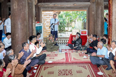 Chủ tịch nước Tô Lâm thăm người dân làng cổ Đường Lâm nhân Ngày Gia đình- Ảnh 2. Chủ tịch nước Tô Lâm nói chuyện thân mật với các tầng lớp nhân dân tại đình Mông Phụ, làng cổ Đường Lâm - Ảnh: VPCTN