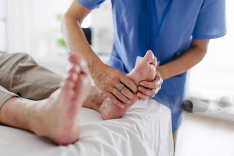 Cứ lo âu, căng thẳng là mồ hôi tay chảy thành giọt, vì sao?- Ảnh 2. Đổ mồ hôi tay, chân quá nhiều có thể là một triệu chứng của các tình trạng rất nghiêm trọng khác, vì thế không nên chủ quan - Ảnh minh họa/ Nguồn: Getty