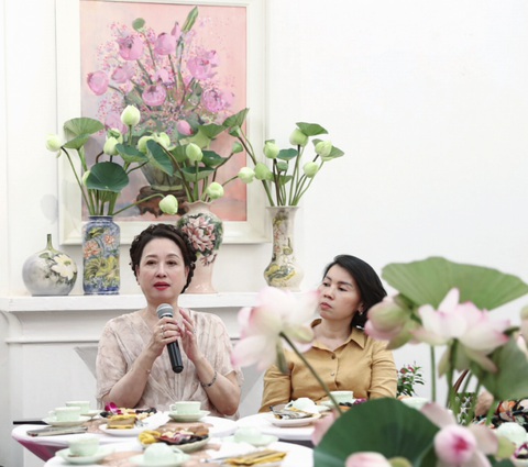 Nhà sưu tập Thúy Anh (trái) đã tổ chức buổi trò chuyện về hoa sen trong văn hóa Việt nhân khai mạc triển lãm Hồng Sen: Paris - Hà thành mùa tháng 6 - Ảnh: SƠN TÙNG Nhà sưu tập Thúy Anh (trái) đã tổ chức buổi trò chuyện về hoa sen trong văn hóa Việt nhân khai mạc triển lãm Hồng sen: Paris - Hà thành mùa tháng 6 - Ảnh: SƠN TÙNG