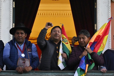 Toàn cảnh cuộc đảo chính thất bại ở Bolivia- Ảnh 8. Tổng thống Bolivia Luis Arce (giữa) phát biểu từ Phủ tổng thống ngày 26-6 - Ảnh: AFP