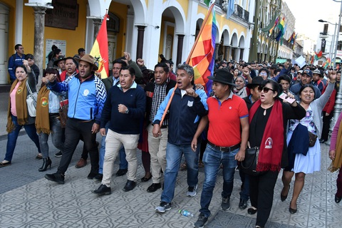 Người dân Bolivia tụ tập ủng hộ chính phủ khi Tổng thống Luis Arce lên án vụ đảo chính của quân đội, ngày 26-6 - Ảnh: REUTERS Người dân Bolivia tụ tập ủng hộ chính phủ khi Tổng thống Luis Arce lên án vụ đảo chính của quân đội, ngày 26-6 - Ảnh: REUTERS