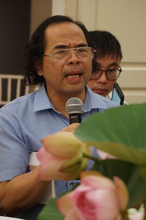 PGS.TS Ngô Văn Giá mang tới câu chuyện thú vị về hoa sen, từ Phùng Quán đến Thiền sư Thích Nhất Hạnh - Ảnh: T.ĐIỂU PGS.TS Ngô Văn Giá mang tới câu chuyện thú vị về hoa sen, từ Phùng Quán đến Thiền sư Thích Nhất Hạnh - Ảnh: T.ĐIỂU