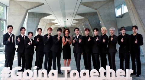 Seventeen và Tổng giám đốc UNESCO chụp ảnh trước lễ bổ nhiệm tại trụ sở UNESCO - Ảnh: Yonhap News Seventeen và Tổng giám đốc UNESCO chụp ảnh trước lễ bổ nhiệm tại trụ sở UNESCO - Ảnh: Yonhap News
