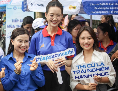 Hoa hậu Bảo Ngọc và ca sĩ Phương Mỹ Chi tham gia tiếp sức mùa thi 2024 - Ảnh: Tiếp sức mùa thi - TP.HCM Hoa hậu Bảo Ngọc và ca sĩ Phương Mỹ Chi tham gia tiếp sức mùa thi 2024 - Ảnh: Tiếp sức mùa thi TP.HCM