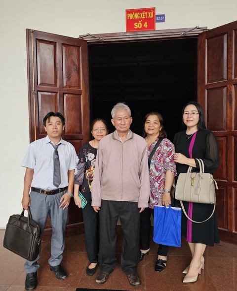 Tòa cấp cao tuyên trả lại nhà cho giám đốc 25 năm kêu oan- Ảnh 1. Ông Công (giữa) vui mừng bên người thân vì được tòa tuyên trả lại nhà chiều 27-6 - Ảnh: ÁI NHÂN