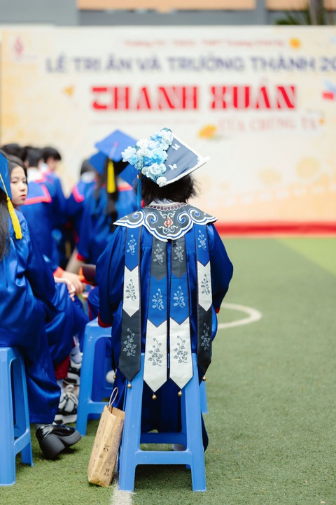 Nữ sinh mặc Việt phục trong lễ tốt nghiệp, thầy cô trầm trồ 'Đẹp dữ vậy'- Ảnh 3. Nữ sinh mặc Việt phục trong lễ tốt nghiệp, thầy cô trầm trồ 'Đẹp dữ vậy' - Ảnh 3.