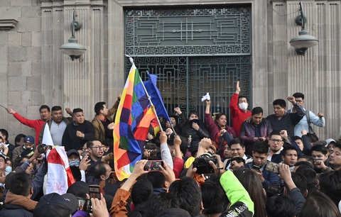 Toàn cảnh cuộc đảo chính thất bại ở Bolivia- Ảnh 1. Những người ủng hộ Tổng thống Luis Arce tập trung bên ngoài Cung điện Quemado tại quảng trường Plaza Murillo, Bolivia ngày 26-6 - Ảnh: AFP