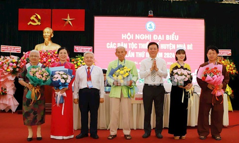 Quan tâm bố trí cán bộ là người dân tộc thiểu số có đủ năng lực- Ảnh 1. Phó giám đốc Sở Thông tin và Truyền thông TP.HCM Nguyễn Ngọc Hồi (thứ ba từ phải sang) tặng hoa chúc mừng đoàn đại biểu huyện Nhà Bè dự Đại hội đại biểu các dân tộc thiểu số TP lần thứ 4 năm 2024 - Ảnh: THÀNH ỦY TP.HCM