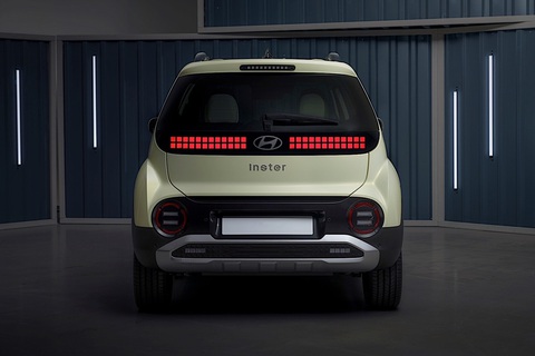 Hyundai Inster 2025 ra mắt: SUV điện cỡ nhỏ đi được hơn 300km/sạc, hứa hẹn sẽ đến Việt Nam- Ảnh 9. Phiên bản Long Range sở hữu mô tơ điện mạnh mẽ hơn với công suất 113 mã lực, kết hợp với bộ pin dung lượng 49kWh, cho phép xe di chuyển quãng đường tối đa 355km theo tiêu chuẩn WLTP. Thông số kỹ thuật này tốt hơn đáng kể so với Kia Ray dành riêng cho thị trường Hàn Quốc, mẫu xe điện duy nhất khác dựa trên nền tảng Hyundai/Kia K1.