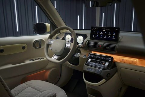 Hyundai Inster 2025 ra mắt: SUV điện cỡ nhỏ đi được hơn 300km/sạc, hứa hẹn sẽ đến Việt Nam- Ảnh 4. Khoang nội thất của Hyundai Inster cũng được kế thừa từ phiên bản xăng Casper, nhưng được nâng cấp về công nghệ và có thêm tùy chọn màu sắc cho ghế bọc vải. Màn giải trí 15 inch khác hẳn so với màn hình tí hon trên bản xăng.
