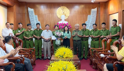Nghi phạm cướp tài sản, hiếp dâm bé gái 10 tuổi bị bắt sau 2 tuần lẩn trốn- Ảnh 2. Huyện ủy Hớn Quản (Bình Phước) khen thưởng đột xuất lực lượng công an triệt phá thành công vụ án cướp tài sản, hiếp dâm trẻ em - Ảnh: A.B.