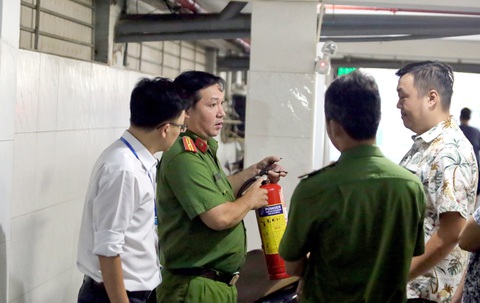 Bộ Công an đề xuất mức phạt mới khi không báo cháy hoặc ngăn cản báo cháy- Ảnh 1. Lực lượng chức năng kiểm tra bình chữa cháy mini trong nhà trọ - Ảnh: MINH HÒA