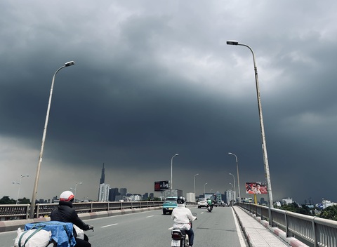 TP.HCM và nhiều nơi mưa to, thí sinh đi thi chú ý- Ảnh 1. Mây dông đen trời TP.HCM, chiều nay có mưa to - Ảnh: LÊ PHAN