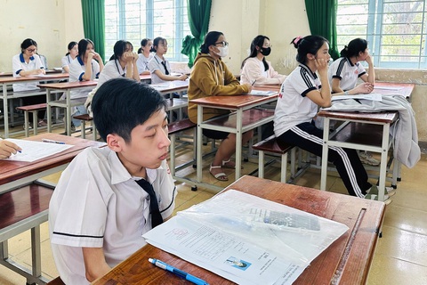 Được miễn thi, nam sinh vẫn dự thi để 'xem mình tới đâu'- Ảnh 1. Dù được miễn thi nhưng em Nguyễn Huỳnh Duy Thức vẫn dự kỳ thi tốt nghiệp THPT để thử thách bản thân. Trong ảnh: Duy Thức cùng các thí sinh nghe giáo viên phổ biến quy chế thi chiều 26-6 - Ảnh: A.B.