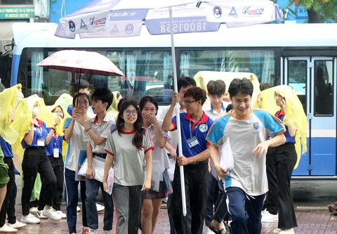 Sinh viên tình nguyện che mưa cho thí sinh vào điểm thi chuẩn bị cho bài thi môn Toán tại điểm thi Trường THCS Nguyễn Gia Thiều, Q.Tân Bình, TP.HCM - Ảnh: NHƯ HÙNG Sinh viên tình nguyện che mưa cho thí sinh vào điểm thi chuẩn bị cho bài thi môn Toán tại điểm thi Trường THCS Nguyễn Gia Thiều, Q.Tân Bình, TP.HCM - Ảnh: NHƯ HÙNG