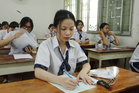Thí sinh làm thủ tục trước giờ thi môn văn tại điểm thi Trường THPT Hoàng Hoa Thám, quận Bình Thạnh, TP.HCM - Ảnh: NHƯ HÙNG Thí sinh làm thủ tục trước giờ thi môn văn tại điểm thi Trường THPT Hoàng Hoa Thám, quận Bình Thạnh, TP.HCM - Ảnh: NHƯ HÙNG