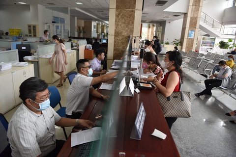 Sốc: Một người lập 116 công ty tại TP.HCM- Ảnh 1. Cơ quan thuế phát hiện một người làm đại diện pháp luật 116 công ty tại TP.HCM. Ảnh minh họa người dân làm thủ tục tại Cục Thuế TP.HCM - Ảnh: NGỌC PHƯỢNG