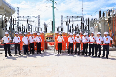 Các đại biểu thực hiện nghi lễ kéo băng khánh thành công trình TBA 110kV Yên Lạc (1).jpg Các đại biểu thực hiện nghi lễ kéo băng khánh thành công trình TBA 110kV Yên Lạc