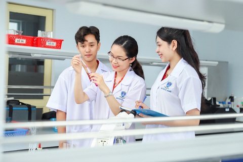 Hơn 50 tỉ đồng tặng tân sinh viên NTTU khóa 2024- Ảnh 3. Hơn 50 tỉ đồng tặng tân sinh viên NTTU khóa 2024- Ảnh 3.