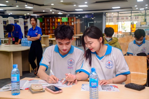 Hơn 50 tỉ đồng tặng tân sinh viên NTTU khóa 2024- Ảnh 4. Hơn 50 tỉ đồng tặng tân sinh viên NTTU khóa 2024- Ảnh 4.