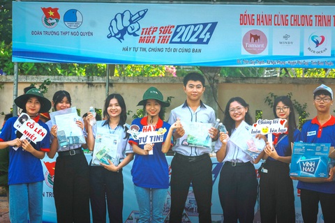 Được miễn thi, nam sinh vẫn dự thi để 'xem mình tới đâu'- Ảnh 2. Các bạn tình nguyện viên tham gia hỗ trợ thí sinh tại điểm thi Trường THPT Ngô Quyền, đảo Phú Quý, Bình Thuận - Ảnh: THANH THỦY