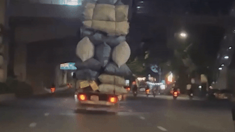 Xử lý tài xế chở 'núi hàng' gần chạm gầm ga tàu điện- Ảnh 1. Chiếc xe chở