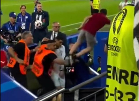Ngày 'tồi tệ Ronaldo suýt bị CĐV từ khán đài lao xuống đá trúng - Ảnh: Chụp màn hình