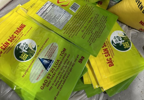 Từ review của khách, phát hiện nơi làm gạo ST25 giả bán giá rẻ trên Shopee- Ảnh 3. Toàn bộ nguyên liệu và bao bì, máy móc phục vụ việc sản xuất hàng giả đã bị lực lượng chức năng tỉnh Bắc Ninh thu giữ - Ảnh: QLTT