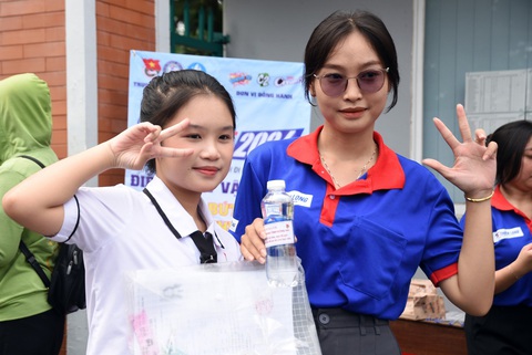 Đề thi văn ra bài Đất nước của Nguyễn Khoa Điềm, 'cả phòng thi sung sướng'- Ảnh 16. Một thí sinh ở Đồng Nai vui mừng chụp ảnh lưu niệm cùng sinh viên tình nguyện sau khi kết thúc môn thi đầu tiên - Ảnh: A LỘC