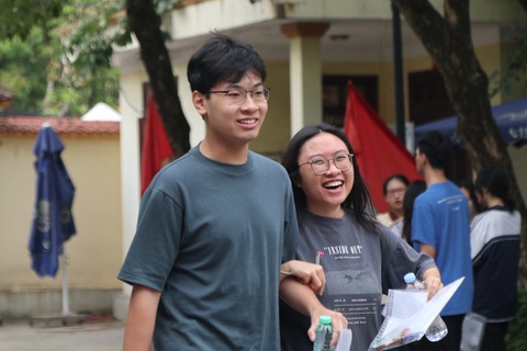 Đề thi văn ra bài Đất nước của Nguyễn Khoa Điềm, 'cả phòng thi sung sướng'- Ảnh 9. Thí sinh ở TP Vinh vui vẻ rời phòng thi môn ngữ văn - Ảnh: DOÃN HÒA