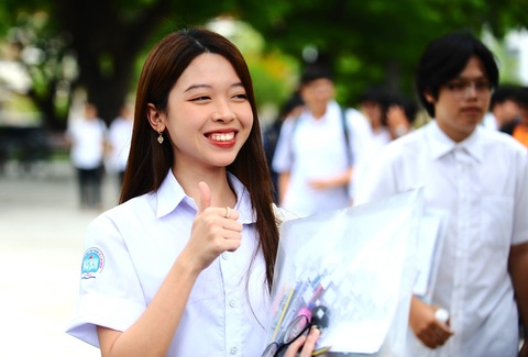 Đề thi văn ra bài Đất nước của Nguyễn Khoa Điềm, 'cả phòng thi sung sướng'- Ảnh 6. Thí sinh Bình Định vui mừng và tự tin về môn thi đầu tiên - Ảnh LÂM THIÊN