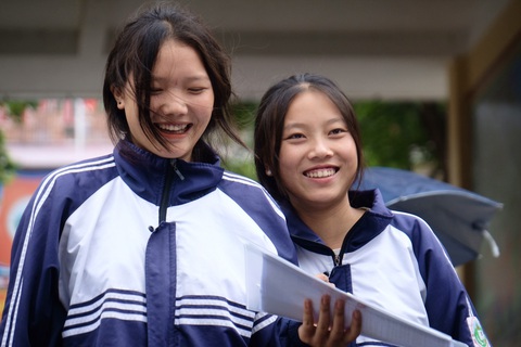 Đề thi văn ra bài Đất nước của Nguyễn Khoa Điềm, 'cả phòng thi sung sướng'- Ảnh 17. Nhiều thí sinh tại điểm thi Trường THPT số 1 Bắc Hà (Lào Cai) tươi cười rạng rỡ sau khi hoàn thành bài thi môn ngữ văn - Ảnh: NGUYÊN BẢO