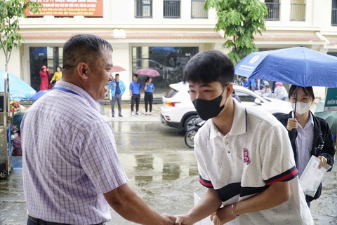 Hơn 1 triệu thí sinh cả nước thi tốt nghiệp THPT môn đầu tiên- Ảnh 27. Thầy hiệu trưởng chờ ở cổng trường chúc học trò thi tốt - Ảnh: NGUYỄN HIỀN