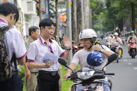 Hơn 1 triệu thí sinh cả nước thi tốt nghiệp THPT môn đầu tiên- Ảnh 10. Lo kẹt xe trễ giờ thi, nhiều phụ huynh tại TP.HCM tranh thủ đưa con mình đến điểm thi từ sáng sớm - Ảnh: TIẾN QUỐC