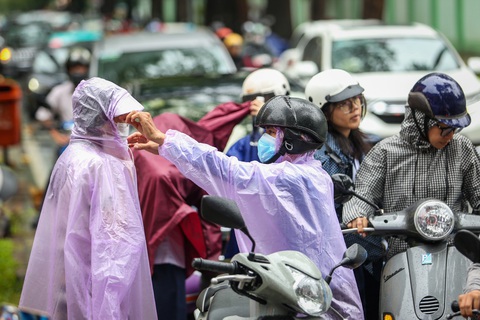 Thời tiết hôm nay 28-6: Bắc Bộ, Trung Bộ nắng trở lại; Nam Bộ vẫn mưa rào- Ảnh 1. Hôm nay 28-6, thời tiết Nam Bộ có mưa rào, học sinh tham gia kỳ thi tốt nghiệp THPT cần chú ý - Ảnh: PHƯƠNG QUYÊN