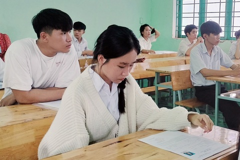 Thí sinh ‘vượt vũ môn’ với cánh tay gãy- Ảnh 1. Thí sinh Vũ Thị Thùy Dung đến điểm thi nghe phổ biến nội quy và hoàn thành các thủ tục trước ngày thi chính thức - Ảnh: MỸ HIỆP