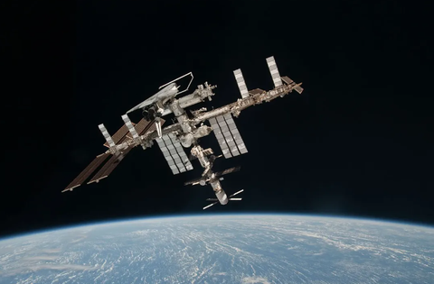 NASA và SpaceX ký thỏa thuận đưa ISS về 'nơi an nghỉ cuối cùng'- Ảnh 1. NASA và nhiều đối tác cân nhắc dừng hoạt động của Trạm vũ trụ ISS vào năm 2030 - Ảnh: NASA