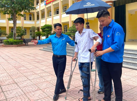 Ba bồng con, công an bế thí sinh vào phòng thi tốt nghiệp- Ảnh 13. Em Nguyễn Văn Huân được lực lượng tình nguyện đưa đón đến điểm thi - Ảnh: LÊ MINH