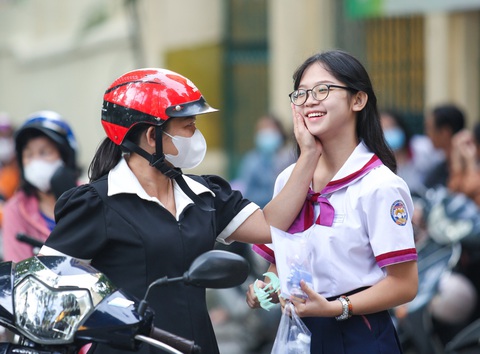 Thí sinh Ngọc Tú được mẹ động viên trước giờ thi môn ngữ văn - Ảnh: PHƯƠNG QUYÊN Phụ huynh động viên con trước giờ thi môn ngữ văn - Ảnh: PHƯƠNG QUYÊN