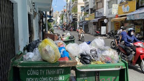 Nâng cao nhận thức về phân loại rác thải cho giới trẻ- Ảnh 3. Xe rác thải nhựa trên đường Vườn Chuối, quận 3, TP.HCM - Ảnh: HẢI HUỲNH