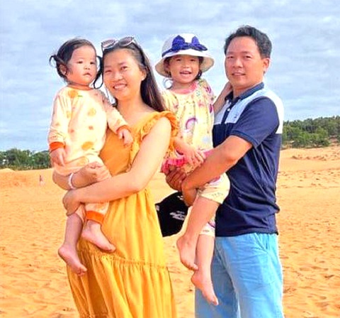 Cùng chăm cây hạnh phúc gia đình- Ảnh 1. Vợ chồng Võ Hoàng Khanh - Nguyễn Thị Thùy Dương và hai con gái đi du lịch cùng nhau - Ảnh: NVCC