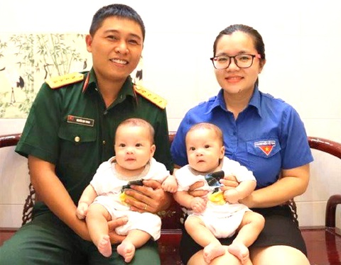 Cùng chăm cây hạnh phúc gia đình- Ảnh 3. Vợ chồng Nguyễn Duy Chinh - Ngô Hải Yến chia sẻ cùng nhau trong việc chăm sóc hai con trai sinh đôi - Ảnh: NVCC