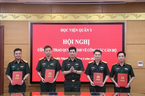 Bộ Quốc phòng bổ nhiệm chức vụ giám đốc Bệnh viện Quân y 103 đối với đại tá Lương Công Thức - Ảnh: Bệnh viện cung cấp Bộ Quốc phòng bổ nhiệm chức vụ giám đốc Bệnh viện Quân y 103 đối với đại tá Lương Công Thức (thứ hai từ phải sang) - Ảnh: Bệnh viện cung cấp