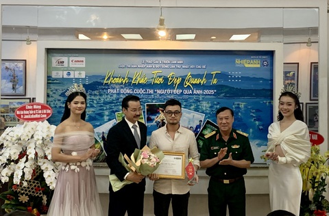 Tác giả Phạm Minh Tuấn đoạt giải ba và giải Tác giả Phạm Minh Tuấn đoạt giải ba và giải Tác phẩm được bạn đọc yêu thích nhất - Ảnh: HOÀI PHƯƠNG