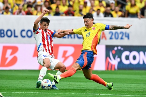 Dự đoán tỉ số: Paraguay làm nản lòng Brazil- Ảnh 3. Paraguay (trái) nổi tiếng với lối đá khó chịu - Ảnh: REUTERS