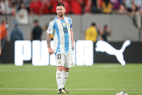Messi chấn thương, bỏ ngỏ khả năng đá tứ kết Copa America 2024- Ảnh 1. Messi tỏ ra khó chịu ở cơ đùi trong trận đấu với Chile - Ảnh: REUTERS