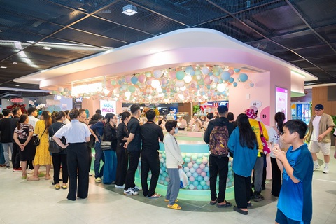 Diện mạo mới của tâm điểm mua sắm, vui chơi giải trí Vincom Plaza Ba Tháng Hai ở TP.HCM- Ảnh 5. Bên trong TTTM Vincom Plaza Ba Tháng Hai, các gian hàng của nhiều thương hiệu nổi tiếng được thiết kế với diện mạo độc đáo, hiện đại