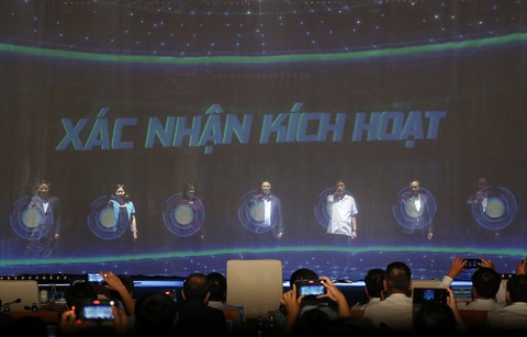 Thủ tướng: Phải bảo đảm an ninh mạng, an toàn thông tin cho tổ chức, người dân- Ảnh 1. Thủ tướng Phạm Minh Chính cùng các đại biểu dự hội nghị đã thực hiện nghi thức kích hoạt vận hành một số nền tảng, ứng dụng của đề án 06 tại thủ đô - Ảnh: QUANG VIỄN